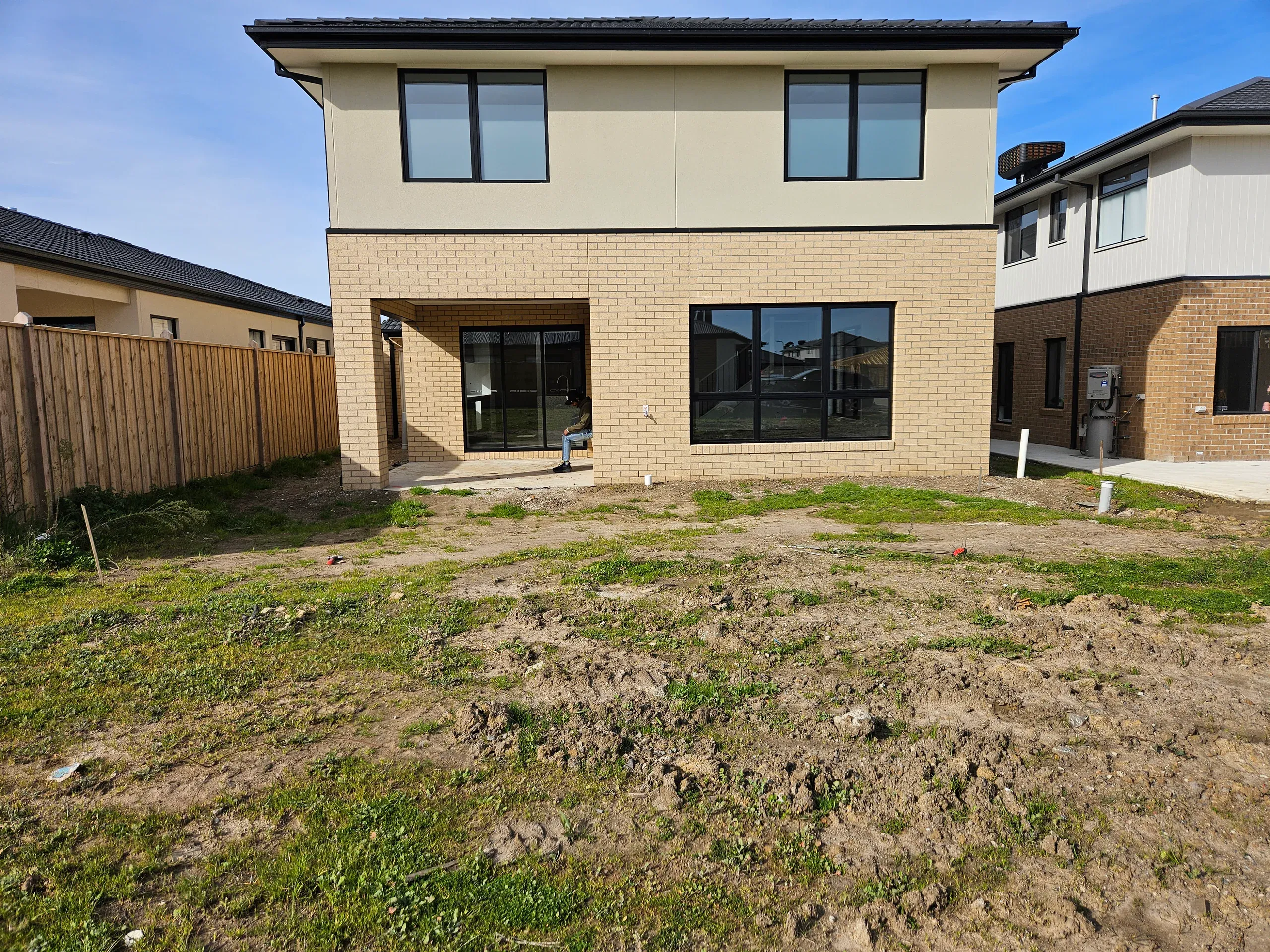 Timber paling fencing installation