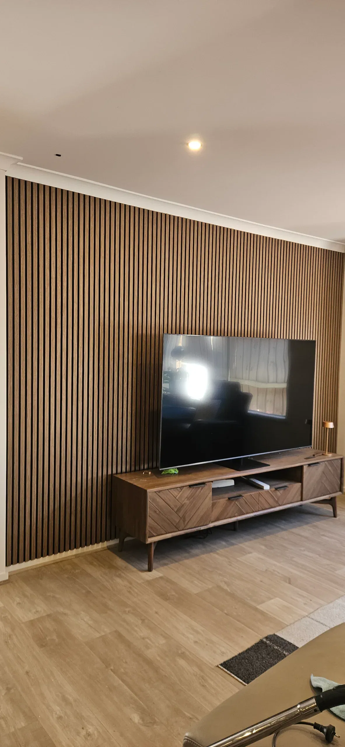 Interior wall cladding feature